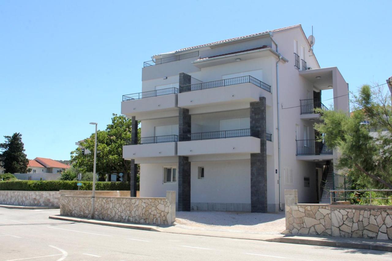 Sara * Betina (Sibenik-Knin)